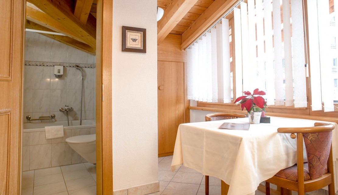 Attika Mischabel Wohnraum Bad