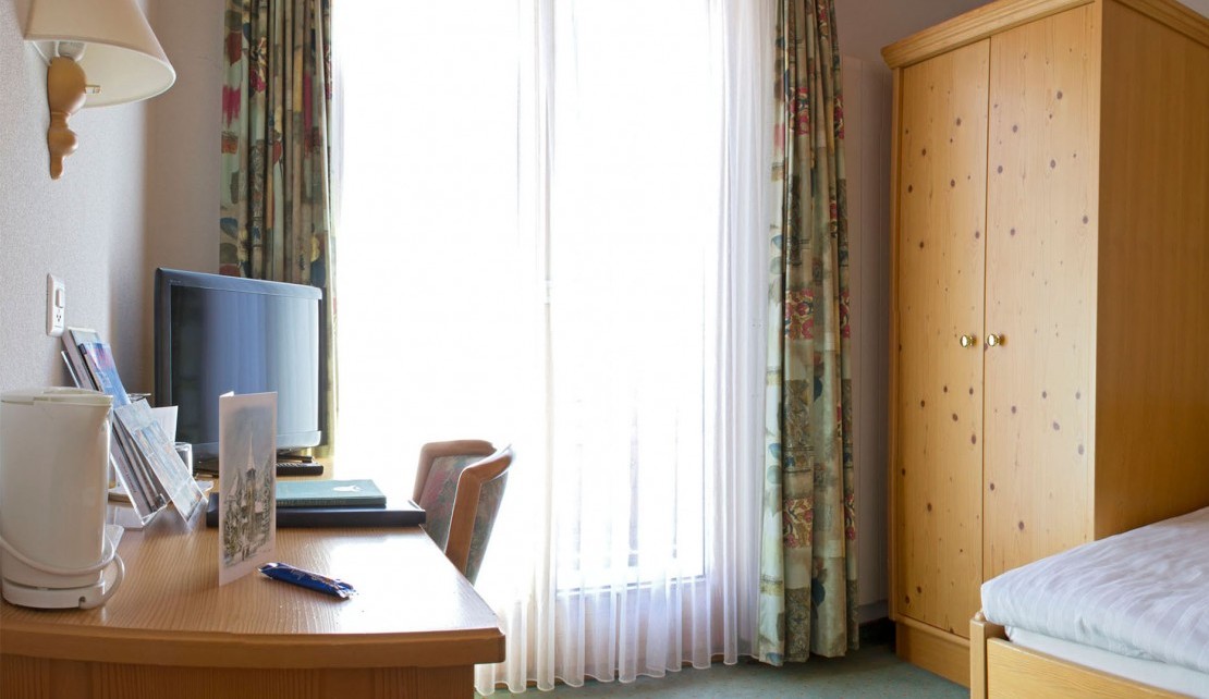 Einzelzimmer Schreibtisch