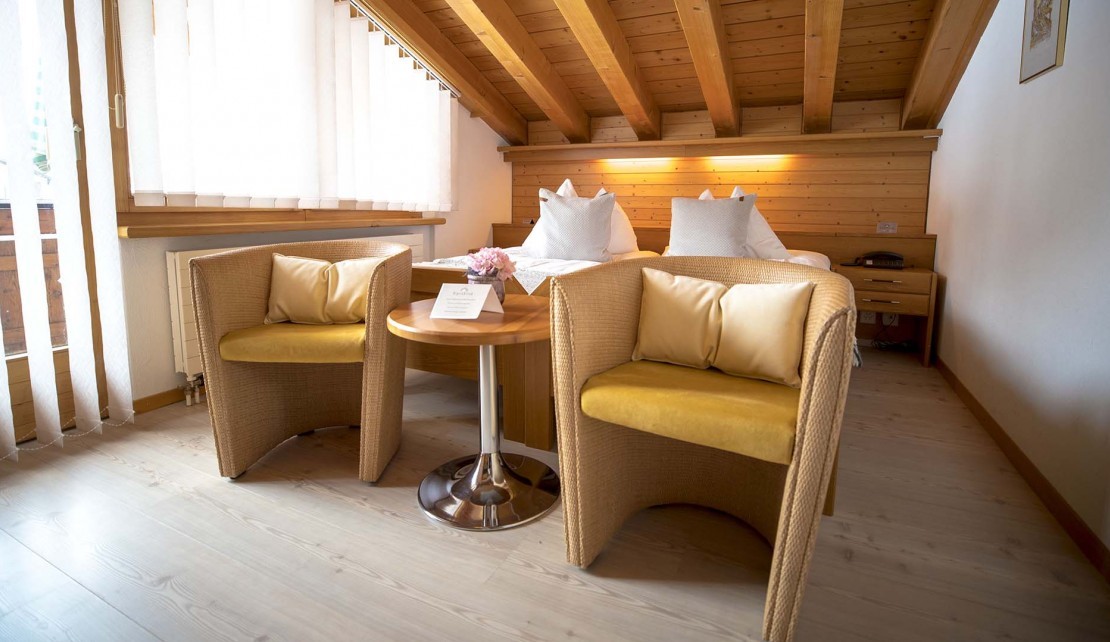 Attika Mischabel Schlafzimmer Sitzecke