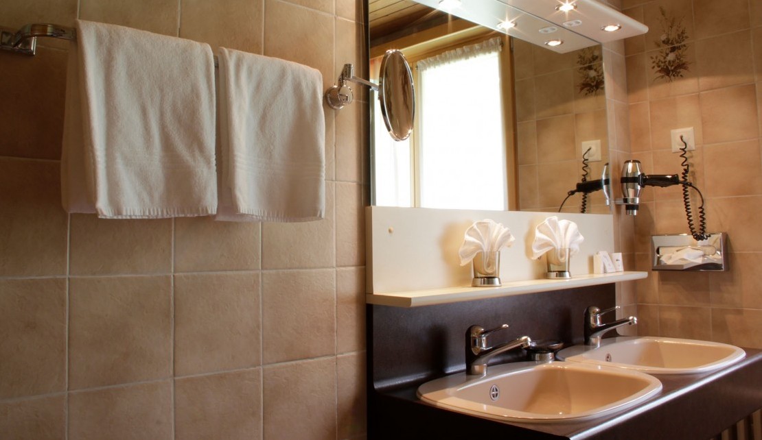 Dreibettzimmer Badezimmer